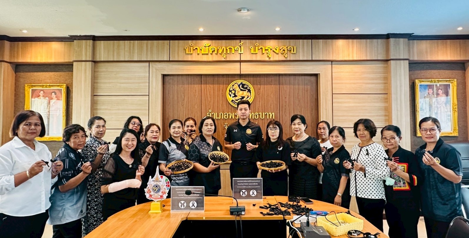 สำนักงานพัฒนาชุมชนอำเภอพระพุทธบาท จัดกิจกรรมประดิษฐ์ริบบิ้นโบว์ ร่วมน้อมถวายความอาลัย และน้อมรำลึกในพระมหากรุณาธิคุณ สมเด็จพระนางเจ้าสิริกิติ์ พระบรมราชินีนาถ พระบรมราชชนนีพันปีหลวง